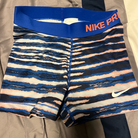 5 pairs of Nike shorts - Picture 3 of 11